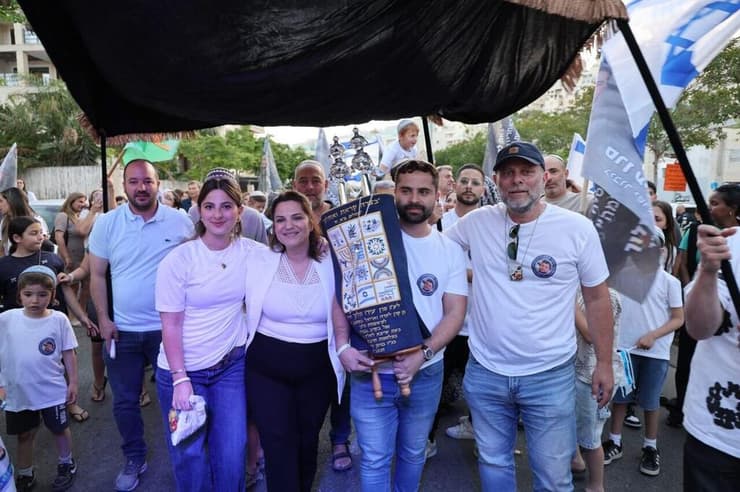 משפחתו של עידו וולוך ז"ל עם ספר תורה (צילום: נועם כהן) משפחתו של עידו וולוך ז"ל עם ספר תורה