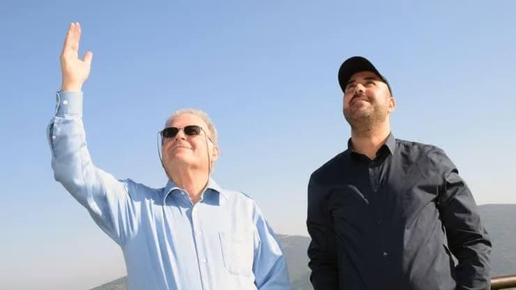 "סיפוק אדיר". ערן פלג (משמאל) עם שותפו איאד בדר (צילום: נחום סגל) ערן פלג - הטייס ההרוג בתאונה בוודי ערה