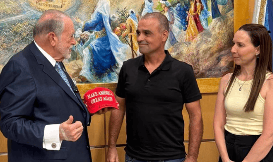 שגריר ארה"ב בישראל עם יניב ומיטל חיון. "טום קרוז צריך לשחק את הגיבור" (צילום: מתוך חשבון האיקס של מייק האקבי) השגריר מייק האקבי עם יניב חיון