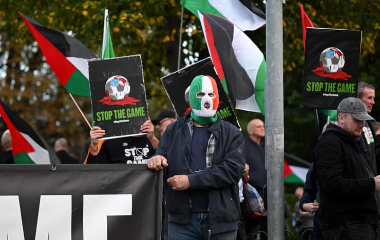 ההפגנות מחוץ לאצטדיון (צילום: Charles McQuillan/Getty Images) אוהדי נבחרת אירלנד