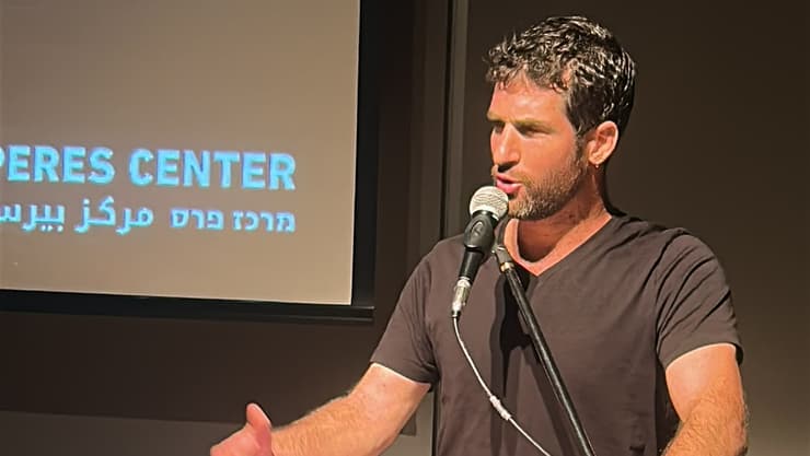  שגיא דקל חן בפתיחת אירועי שבוע השבעה באוקטובר במרכז פרס לשלום
