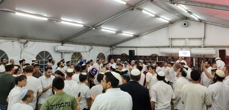 הקפות שניות בישיבת ההסדר אור וישועה בחיפה הקפות שניות בישיבת ההסדר אור וישועה בחיפה