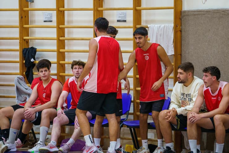 המטרה: קבוצה עם שאיפות (צילום: שלו שלום ) הפועל "השישה" ירושלים