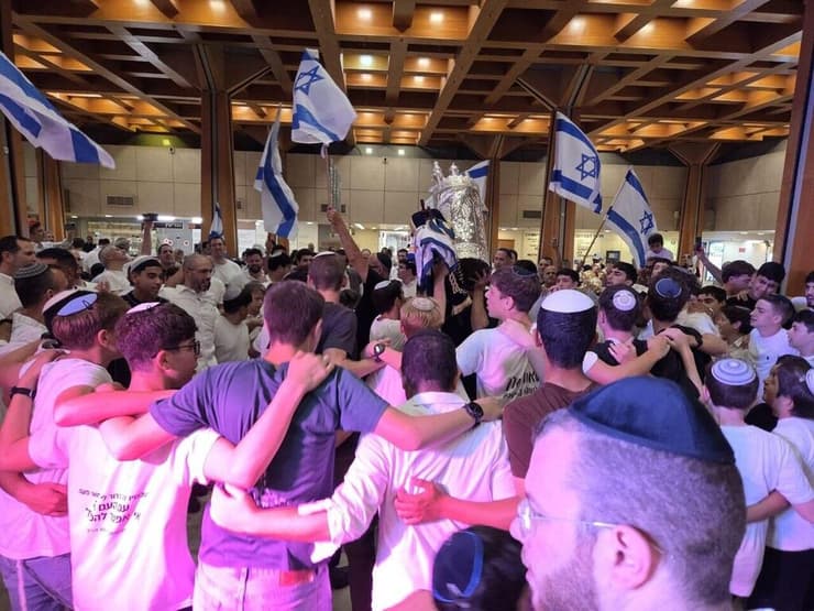 תלמידי ישיבת בני עקיבא גבעת שמואל בהקפות שניות בבית החולים שיבא תל השומר תלמידי ישיבת בני עקיבא גבעת שמואל בהקפות שניות בשיבא תל השומר