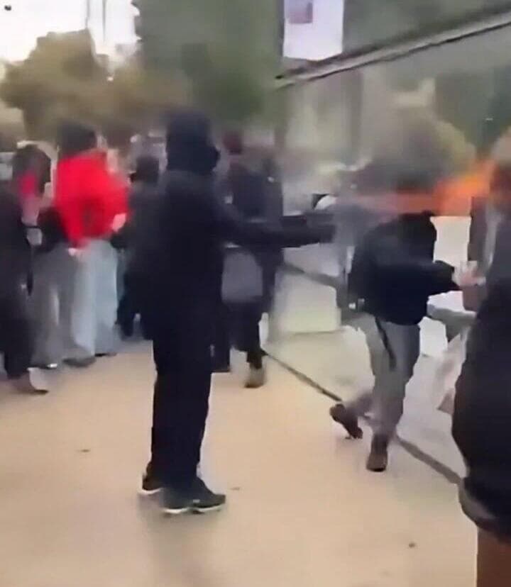 רעול הפנים שריסס אישה בפניה עם ספריי דליק, במרסיי מהומות בצרפת מחאת תלמידים תקיפת אישה ב מרסיי עם ספריי דליק