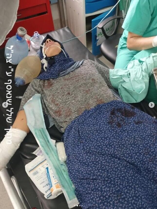 "אני בתוך חדר מגעיל מלא בדם" (צילום: מתוך האינסטגרם של אמילי דמארי) שורדת השבי אמילי דמארי