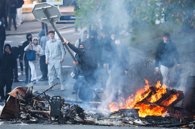 מהומות בעיר ברסט (צילום: Fred TANNEAU / AFP) ברסט צרפת מהומות מחאה הפגנה של תלמידים
