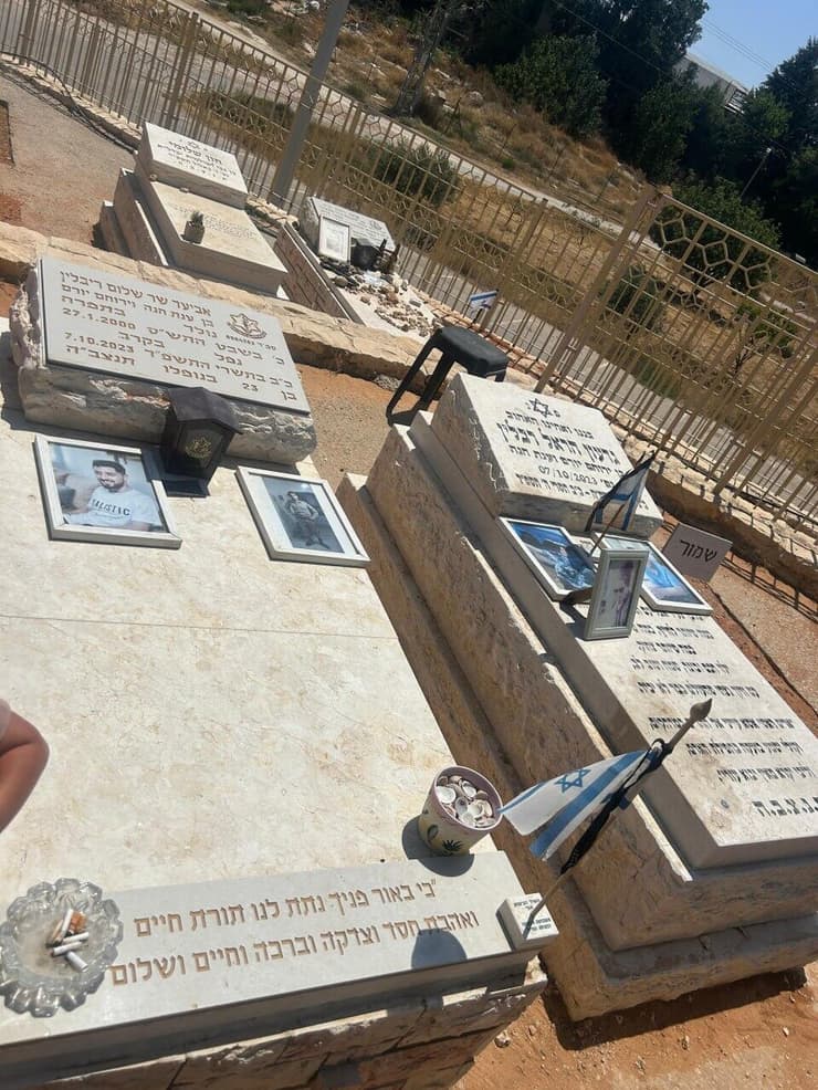 קברם של אביעד וגיגי ז"ל. שני אחים שרדו, שניים נקברו (צילום: באדיבות המשפחה) קברם של אביעד וגיגי ז"ל. שני אחים שרדו, שניים נקברו