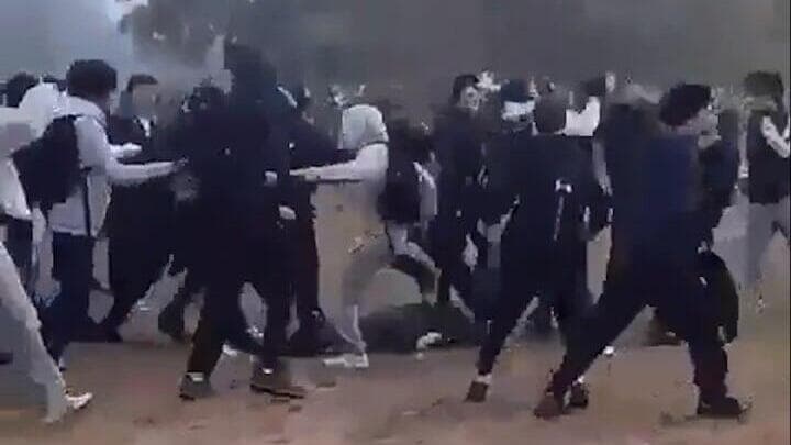 ההמון מעל השוטר שנפל על הקרקע. אחד הנערים חשוד בניסיון רצח מהומות צרפת תקיפת שוטר ב בלפור מחאת תלמידים
