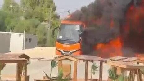 צילום: סעיף 27א' לפי חוק זכויות יוצרים אוטובוס של סיירת גבעתי נשרף ביציאה מבסיס משמר הנגב