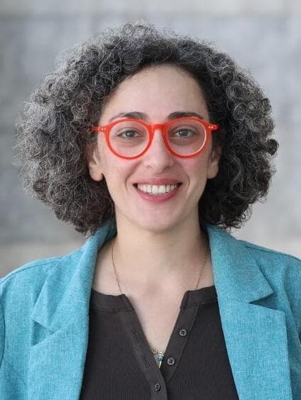 ד"ר אסתר עובדת