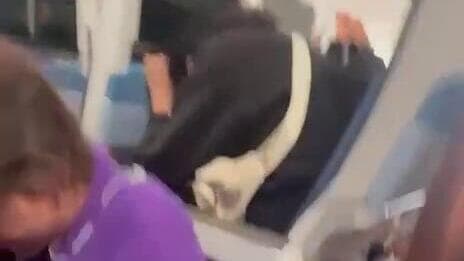 מתוך הסרטון שצילם עמית (צילום: עמית ברשדסקי) תיעוד מרגעי האימה בטיסת פליי דובאי