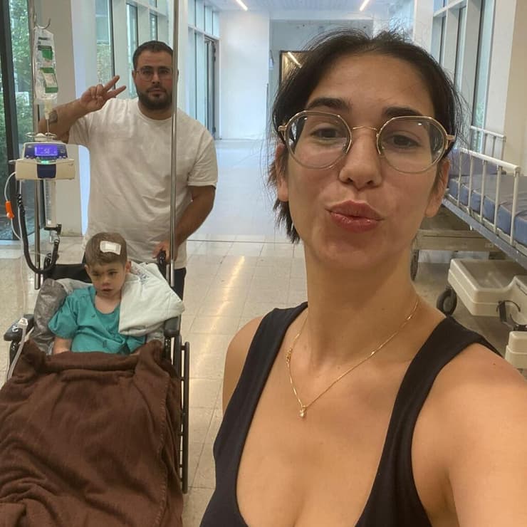 "תאריך השחרור עדיין רחוק, אבל הוא ילד אריה, הוא תמיד נלחם". דבורה ומיכאל אלפסי עם בנם ניתאי (צילום: פרטי) דבורה ומיכאל אלפסי עם בנם ניתאי שסובל מתסמונת פראדר-וילי