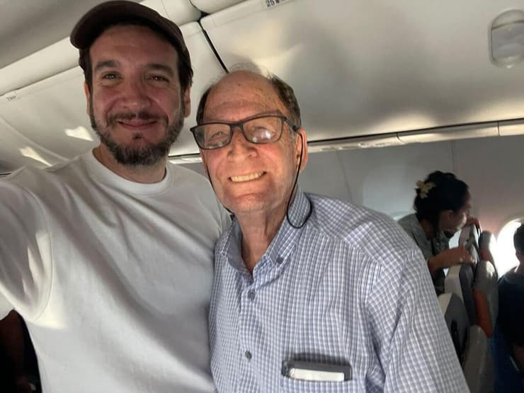 אייל דץ ויעקב דץ על טיסת פליי דובאיי (צילום: יח"צ, באדיבות כאן 11) אייל דץ ויעקב דץ