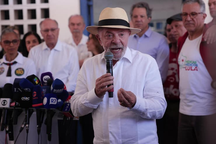 צילום: AP Photo/Ettore Chiereguin בחירות ברזיל הנשיא לולה דה סילבה בהצבעה בקלפי בסאו פאולו