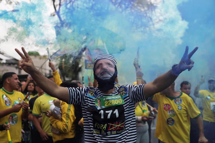 צילום: REUTERS/Ricardo Moraes בחירות ברזיל תומך של פלאביו בולסונרו בעצרת בריו דה ז'ניירו 3 באוקטובר