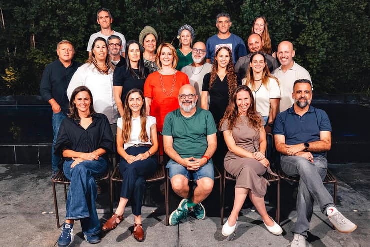"לא צריך לחכות לאסון הבא כדי לזכור כמה משותף יש בינינו". מייסדי קבוצת "הַמַּכֲנֶה" (צילום: "סנאפ" - המרכז החברתי לצילום ) "לא צריך לחכות לאסון הבא כדי לזכור כמה משותף יש בינינו". מייסדי קבוצת "הַמַּכֲנֶה"