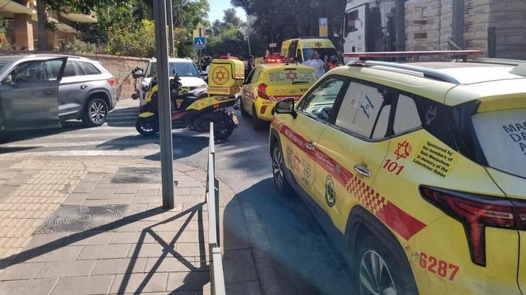 זירת הדריסה ברחביה (צילום: תיעוד מבצעי מד"א) פגע וברח בירושלים, הולכת רגל נהרגה מפגיעת משאית