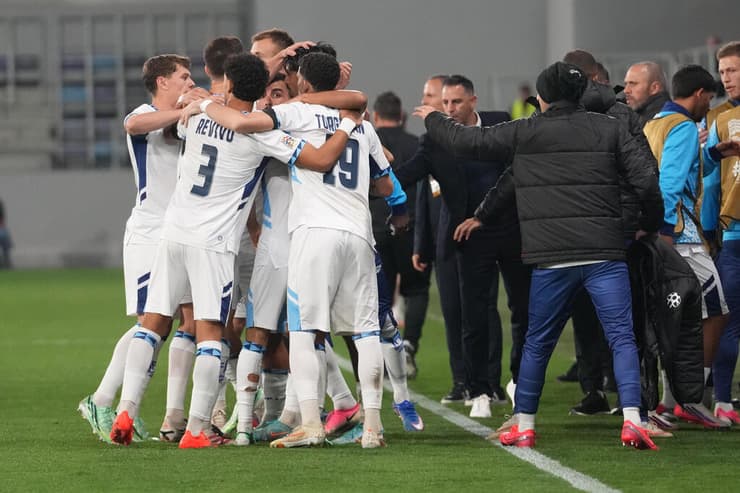 הטעות תמיד תגיע. נבחרת ישראל (צילום: AP Photo/Darko Vojinovic) אירלנד ישראל