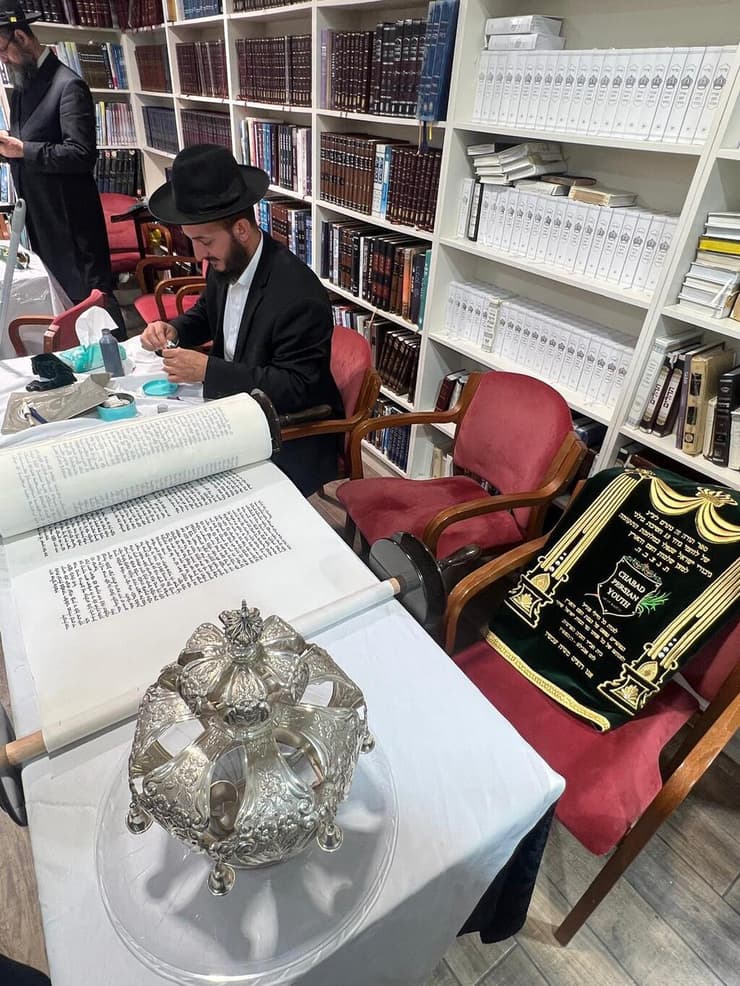 סיום כתיבת ספר התורה (צילום: באדיבות המשפחות) סיום כתיבת ספר התורה