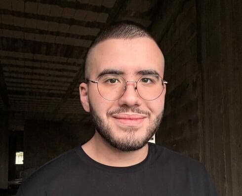 באסל אגבריה מצביע לראשונה בבחירות 