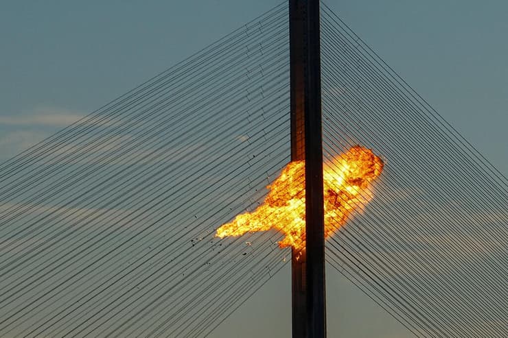 צילום: REUTERS/Valentyn Ogirenko אוקראינה קייב כטב"ם של רוסיה פוגע ב גשר מעל נהר ה דנייפר ב קייב