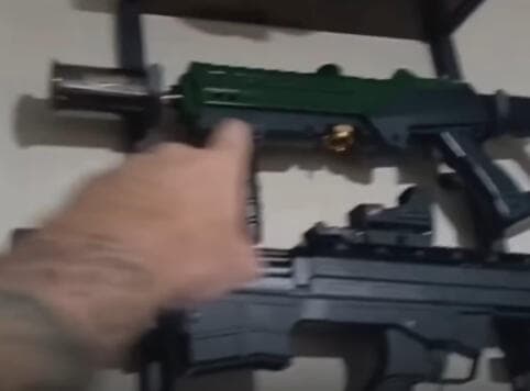 כמה מכלי הנשק שהציג הנאשם (צילום: מתוך הרשתות החברתיות) כמה מכלי הנשק שהציג הנאשם