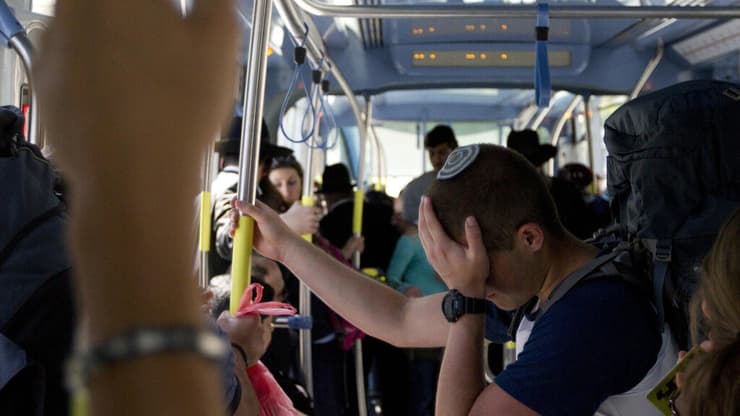 נוסעים באוטובוס עמוס (עומר מסינגר, ידיעות ירושלים) נוסעים באוטובוס עמוס