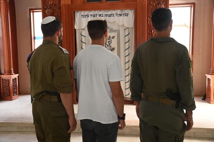"זו תחושה מטורפת להיות חלק מדבר כזה עצום" (צילום: הרצל יוסף) מימין: סגן ב', סמ"ר נהוראי וסגן מתן, ליד אתר ההנצחה של הקרב בשדרות