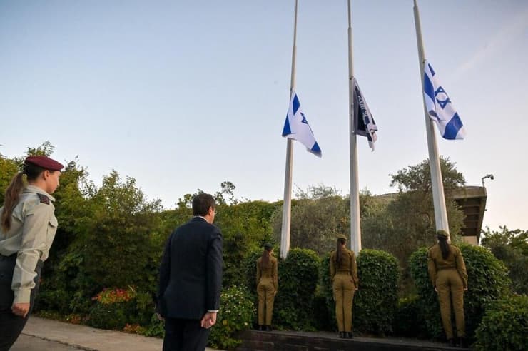 הדגלים בחצי התורן בבית הנשיא, הבוקר (צילום: בית הנשיא) הדגלים בחצי התורן בבית הנשיא, ביום הזיכרון הממלכתי ל-7/10