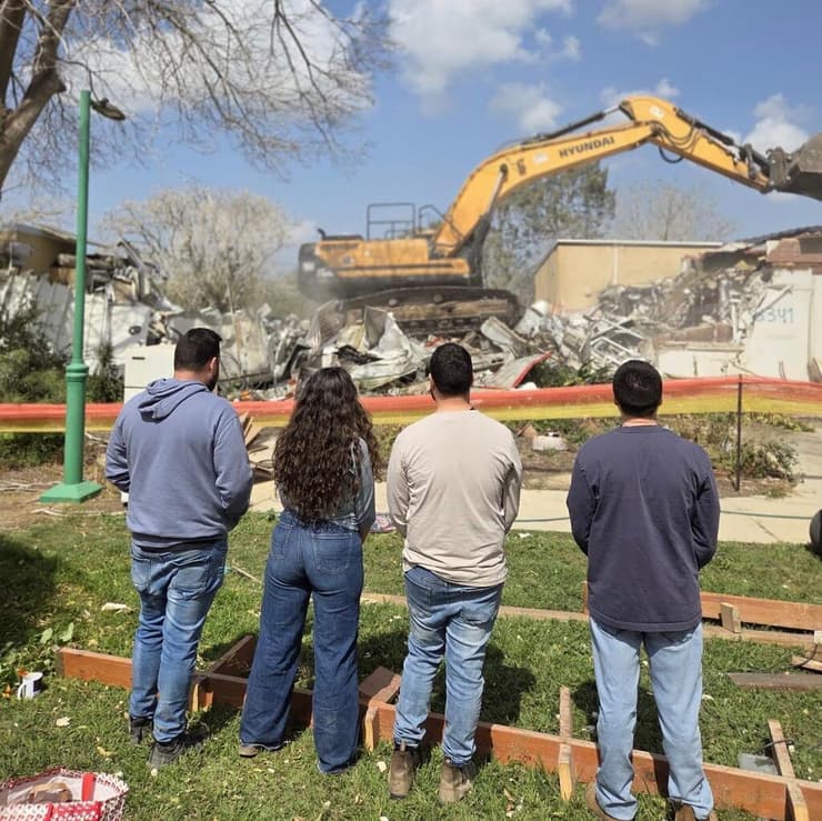 ארבעת ילדי משפחת גורן בעת הריסת בית המשפחה בקיבוץ ניר עוז (צילום: באדיבות המשפחה) ארבעת ילדי משפחת גורן בעת הריסת בית המשפחה בקיבוץ ניר עוז