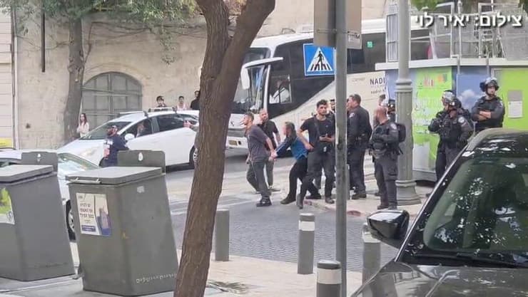 נער אזוק, במאה שערים (צילום: יאיר לוי) תושבים בשכונת הקיצוניים מאה שערים מדווחים על מהומות ורימוני הלם