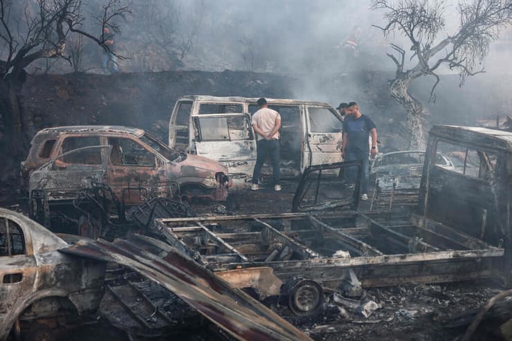 צילום: Zain JAAFAR / AFP לוחם אש פלסטיני פועל לכיבוי שריפה במגרש גרוטאות עין יברוד שליד רמאללה