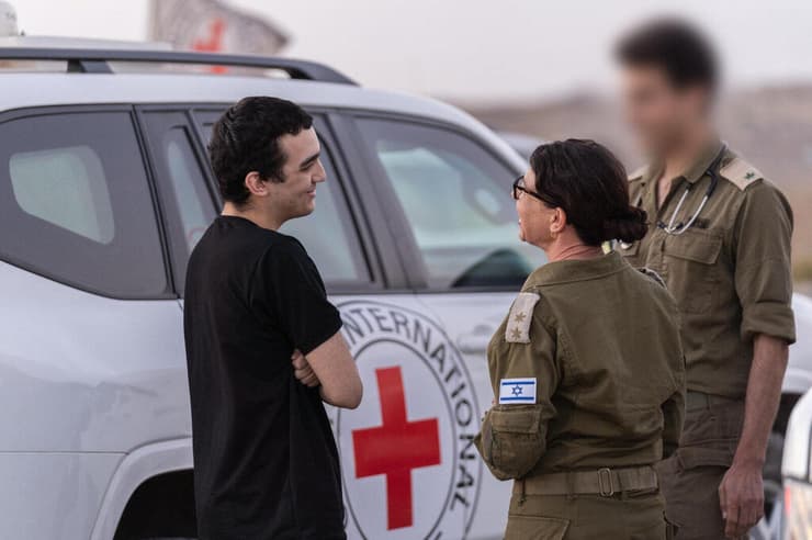 עידן אלכסנדר, עם חזרתו משבי חמאס (צילום: דובר צה"ל) עידן אלכסנדר, עם חזרתו משבי חמאס