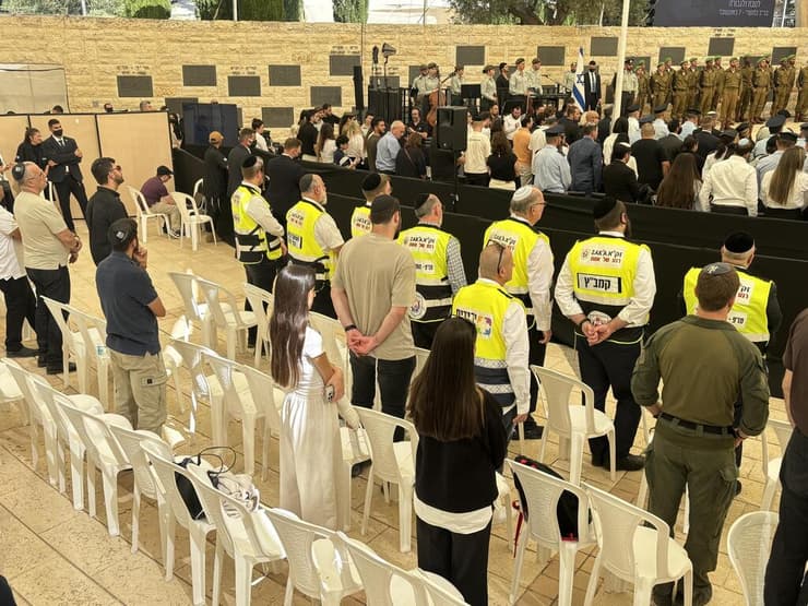 הקהל בטקס הממלכתי לזכר האזרחים שנרצחו ב-7/10 (צילום: גיל יוחנן ) הטקס הממלכתי אזרחי באתר הזיכרון לחללי פעולות האיבה לציון אירועי ה7.10