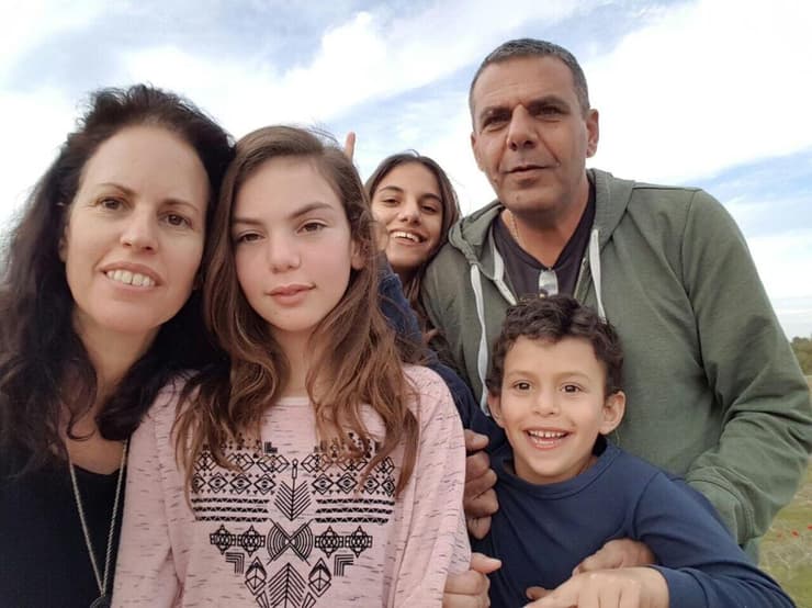 "אין הרבה משפחות שכל בני המשפחה נרצחו". יניב ויסמין עם תכלת וקשת ז"ל והבן אריאל, היחיד ששרד את הטבח (צילום: באדיבות המשפחה) משפחת זהר