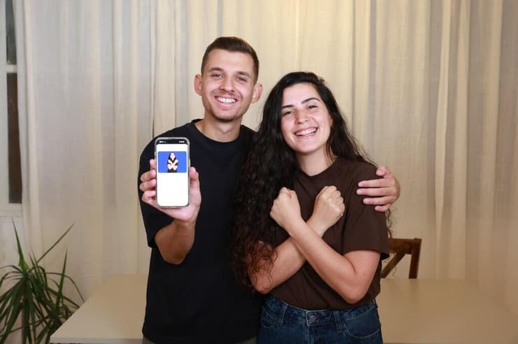 הפירוש: חיבוק. בני הזוג יוני רוזנבלט ושי קצוני (צילום: דנה קופל) יוני רוזנבלט ושי קיצוני, בני זוג חירשים, המציאו יחד את אפליקציית "מסמנים"