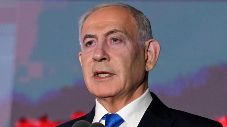 מנסה לא לפגוע בתדמיתו כמנהיג רב עוצמה בזירה הפנים-ישראלית. ראש הממשלה בנימין נתניהו (צילום: DEBBIE HILL / POOL / AFP) ראש הממשלה בנימין נתניהו בטקס 7.10