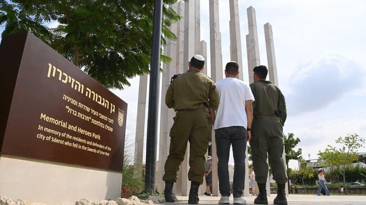 מימין: סגן ב', סמ"ר נהוראי וסגן מתן ליד אתר ההנצחה של הקרב בשדרות (צילום: הרצל יוסף) מימין: סגן ב', סמ"ר נהוראי וסגן מתן, ליד אתר ההנצחה של הקרב בשדרות