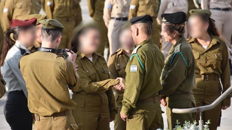 הענקת סיכת חובשים לדקל גורן על ידי מפקד הבה"ד בטקס סיום קורס החובשים כמצטיינת למופת (צילום: דובר צה"ל) הענקת סיכת חובשים לדקל גורן על ידי מפקד הבה"ד בטקס סיום קורס החובשים כמצטיינת למופת