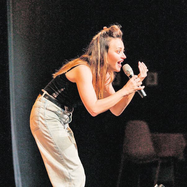 נלי תגר, מתוך 'נלי תגר לא עושה רילוקיישן' (צילום: מנש כהן) נלי תגר, מתוך 'נלי תגר לא עושה רילוקיישן'