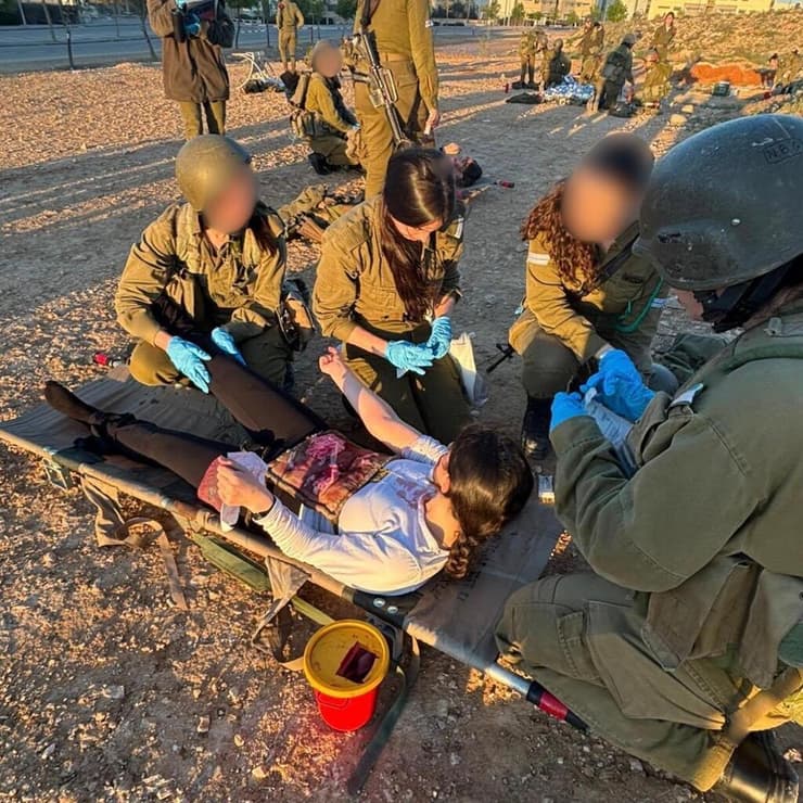 דקל גורן מלמדת חניכות בקורס חובשות כלליות במהלך תרגול טיפול בפצוע (צילום: דובר צה"ל) דקל גורן מלמדת חניכות בקורס חובשות כלליות במהלך תרגול טיפול בפצוע