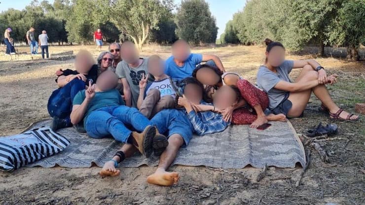 "נשברתי. פשוט התפרקתי. לא באמת הבנתי מה הולך פה, באיזה עולם אני נמצאת, ופשוט בכיתי המון". משפחת גורן ומשפחת אלפסה (דודים) בטיול משפחתי (צילום: באדיבות המשפחה) משפחת גורן ומשפחת אלפסה (דודים) בטיול משפחתי