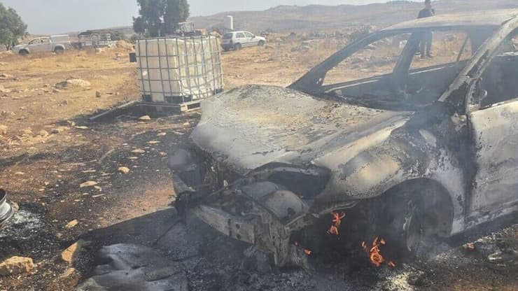 הרכב שהוצת בחווה (צילום: דוברות המשטרה ) פיגוע דקירה בחוות חנניה