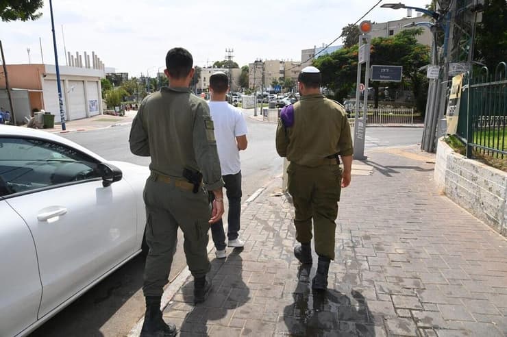 "רק כשאתה מסתכל על מה שהיה שם בדיעבד, אתה קולט את הסיטואציה שהתרחשה שם" (צילום: הרצל יוסף) מימין: סגן ב', סמ"ר נהוראי וסגן מתן, ליד אתר ההנצחה של הקרב בשדרות