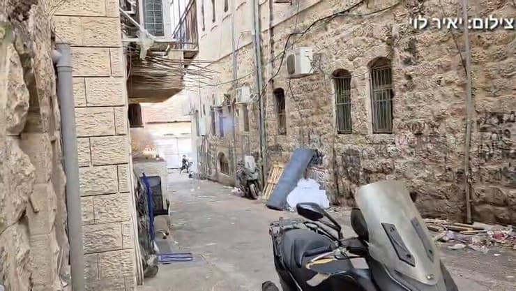 השלכת רימון ההלם (צילום: יאיר לוי) תושבים בשכונת הקיצוניים מאה שערים מדווחים על מהומות ורימוני הלם