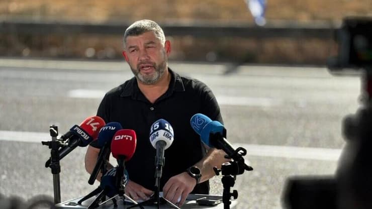 "הוא לא בעד אחריות וגיוס". עופר וינטר (צילום: דוברות מפלגת עמך ישראל) עופר וינטר במסיבת עיתונאים