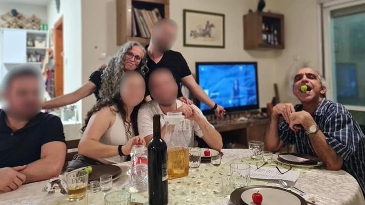 משפחת גורן (אבנר ומיה עם ארבעת ילדיהם) במהלך ערב ראש השנה 2023 (צילום: באדיבות המשפחה) משפחת גורן (אבנר ומיה עם ארבעת ילדיהם) במהלך ערב ראש השנה 2023