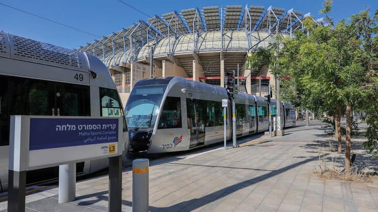 הרכבת הקלה בתחנת קריית הספורט במלחה (צילום: ארנון בוסאני) הרכבת הקלה בתחנת קריית הספורט במלחה