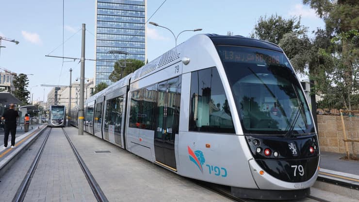 קו L3 של הרכבת הקלה בסמוך לקריית הממשלה בגבעת רם (צילום: ארנון בוסאני) קו L3 של הרכבת הקלה בסמוך לקריית הממשלה בגבעת רם